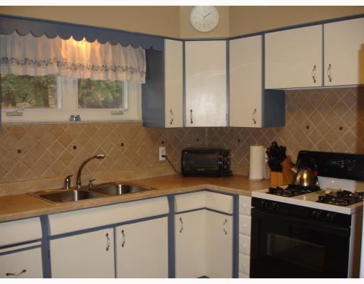 915 Cliff Mine Road Coraopolis, PA 15108 - Photo 2 of 6 Kitchen.