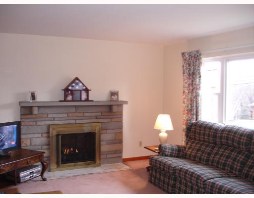 915 Cliff Mine Road Coraopolis, PA 15108 - Photo 3 of 6 Living Room.