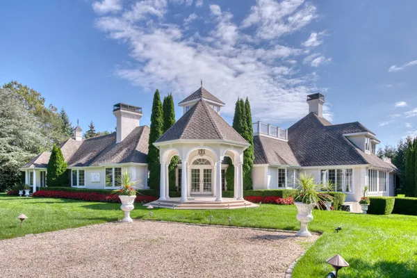 a view of house with garden