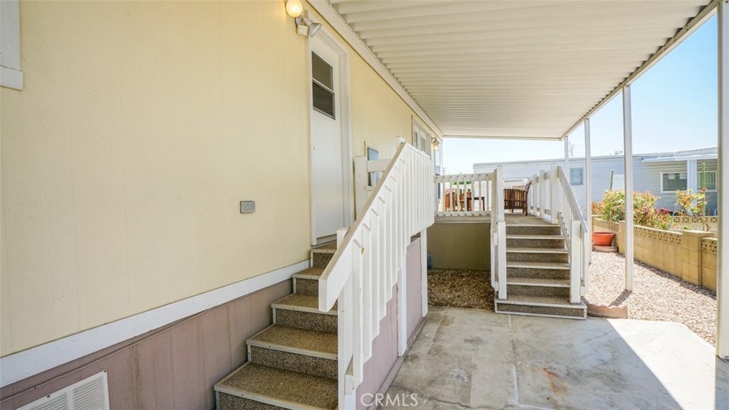 416 Jeffries, Unit 60 Monrovia, CA 91016 - Photo 45 of 49 a view of entryway and hall
