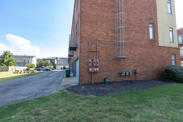 a view of a back yard