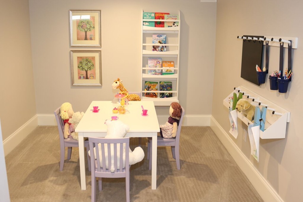 29 Brookview Road Franklin, MA 02038 - Photo 2 of 12 a dining room with furniture and window