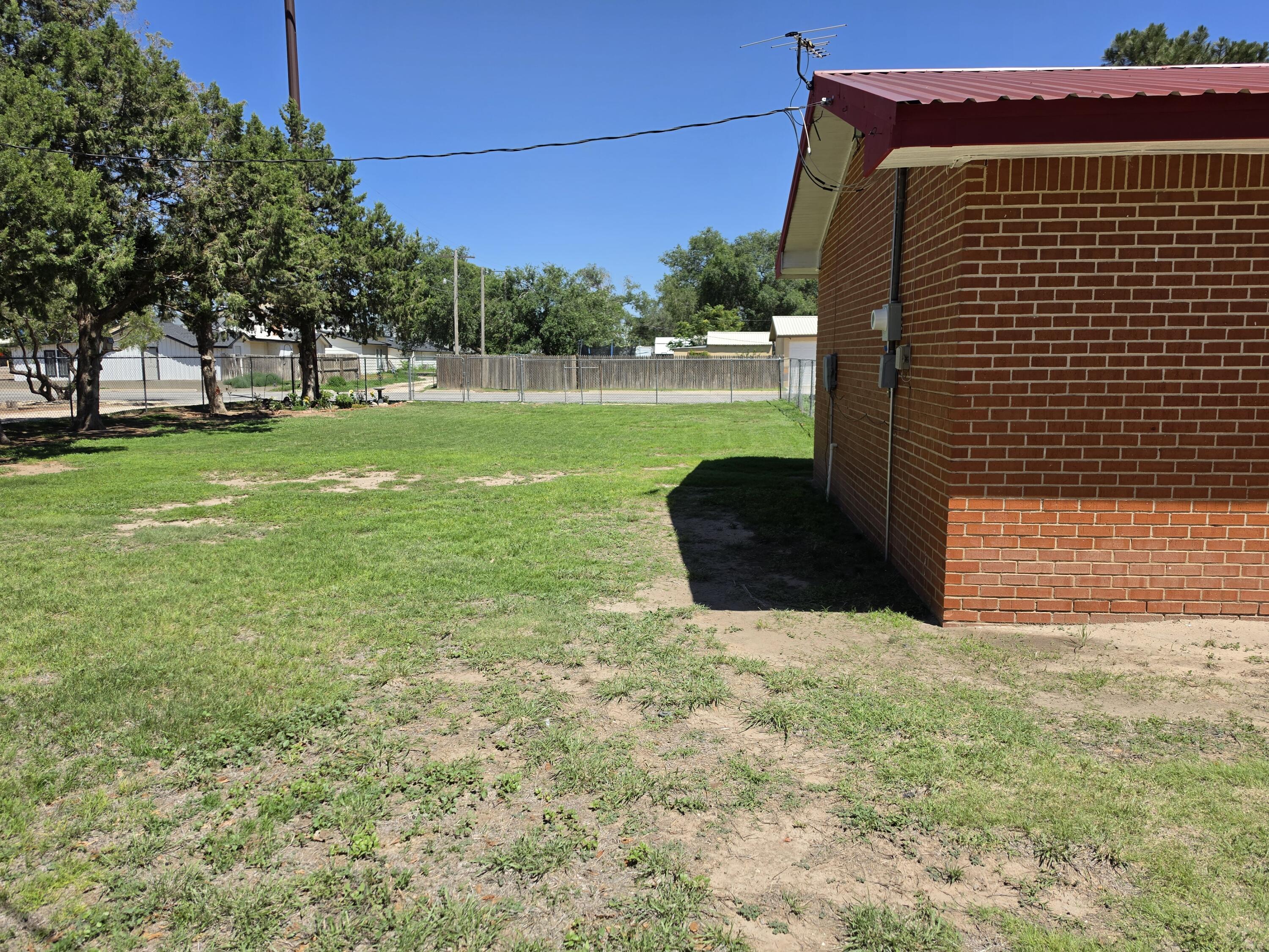 122 West 16th Street Muleshoe, TX 79347 - Photo 27 of 27 a view of garden with tree