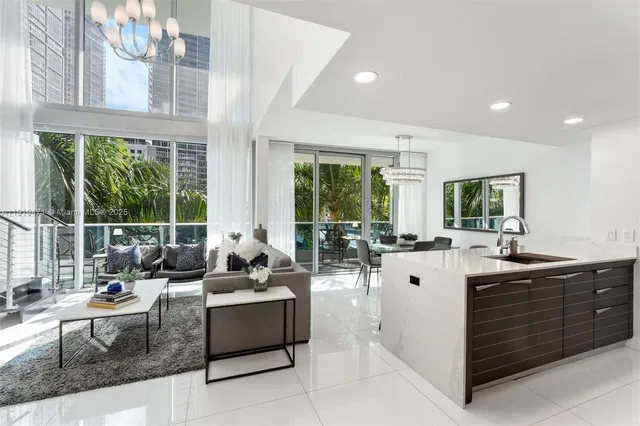 $1,125,000 | 200 Biscayne Blvd Way, Unit 303, Miami, FL 33131