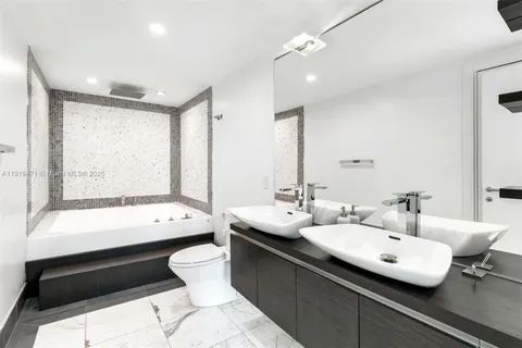 $1,125,000 | 200 Biscayne Blvd Way, Unit 303, Miami, FL 33131