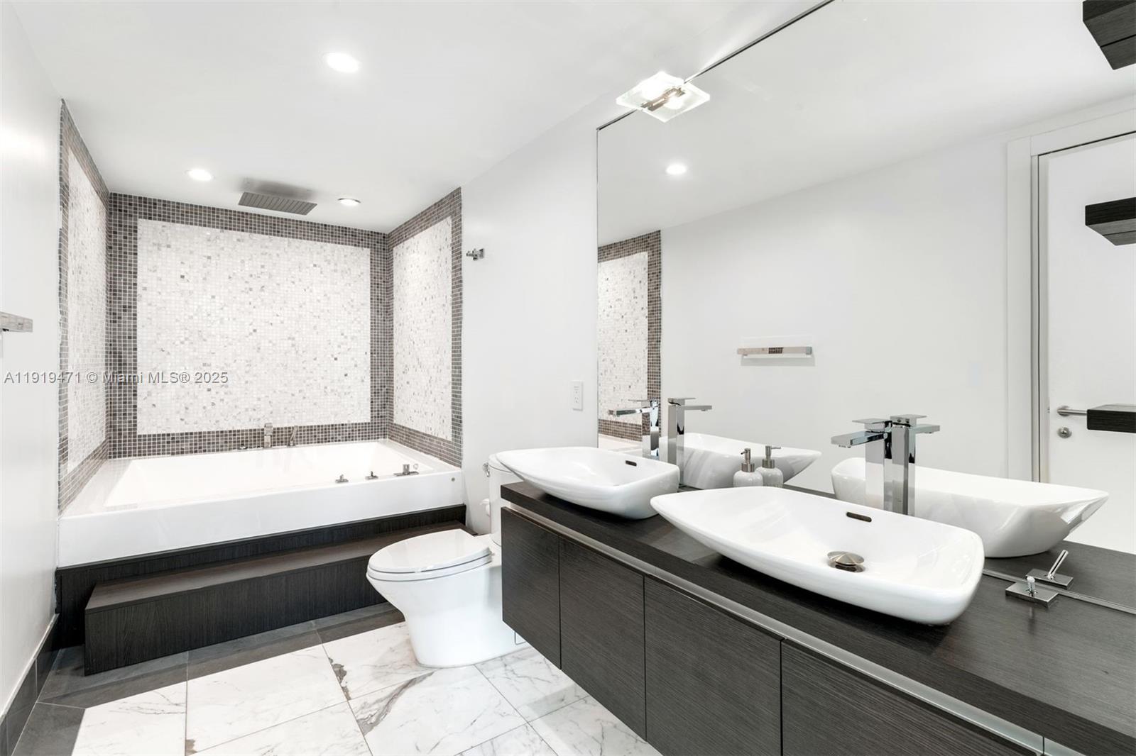 200 Biscayne Blvd Way, Unit 303 Miami, FL 33131 - Photo 13 of 24