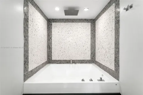 $1,125,000 | 200 Biscayne Blvd Way, Unit 303, Miami, FL 33131