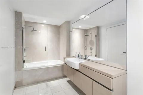 $1,125,000 | 200 Biscayne Blvd Way, Unit 303, Miami, FL 33131