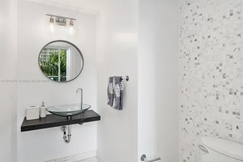 $1,125,000 | 200 Biscayne Blvd Way, Unit 303, Miami, FL 33131