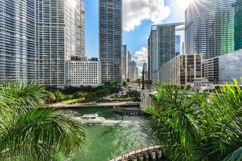 $1,125,000 | 200 Biscayne Blvd Way, Unit 303, Miami, FL 33131
