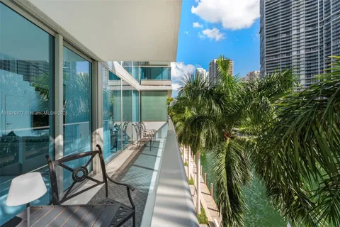 $1,125,000 | 200 Biscayne Blvd Way, Unit 303, Miami, FL 33131