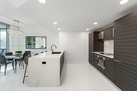 $1,125,000 | 200 Biscayne Blvd Way, Unit 303, Miami, FL 33131