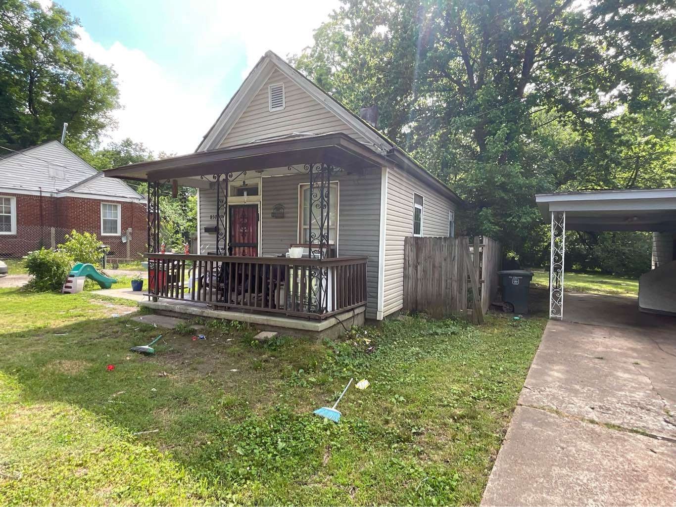 a view of a house with backyard and porch