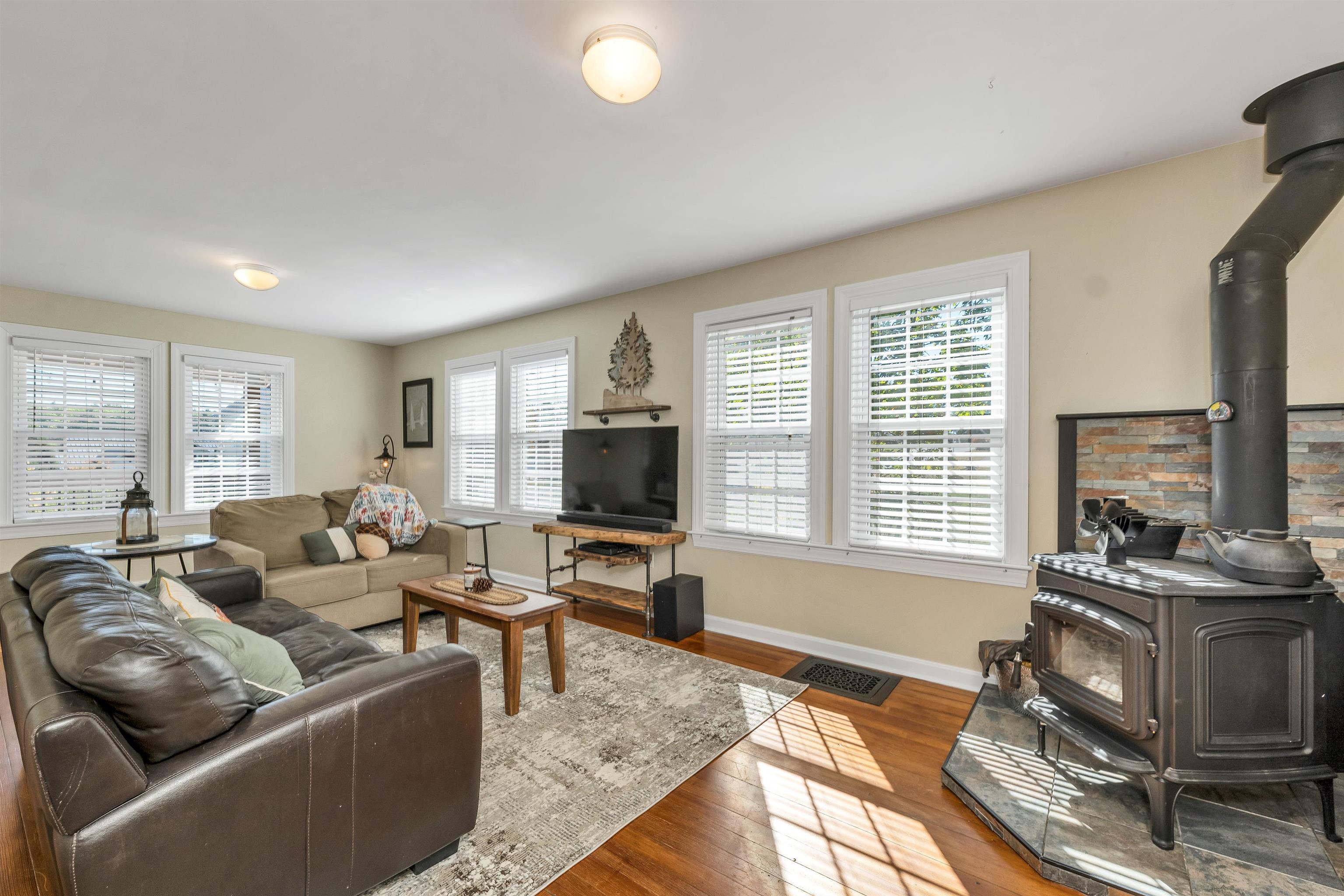 82 Bay Street Wolfeboro, NH 03894 - Photo 7 of 31