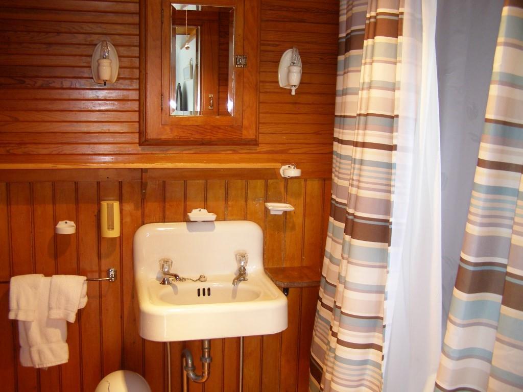 22 Spring Street East Boothbay, ME 04544 - Photo 21 of 27 The guest bathroom, with tub on legs...