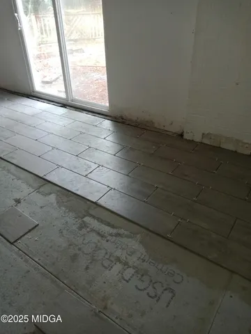 a view of empty room with window