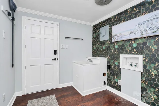 a view of utility room