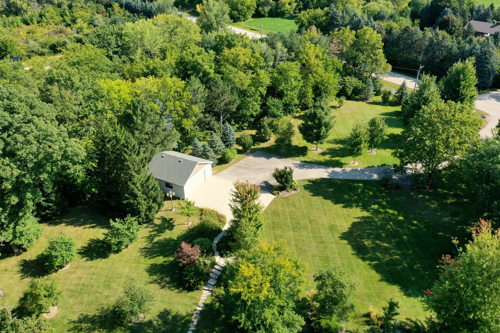 813 North Menge Road Marengo, IL 60152 - Photo 21 of 34 a view of a garden with plants