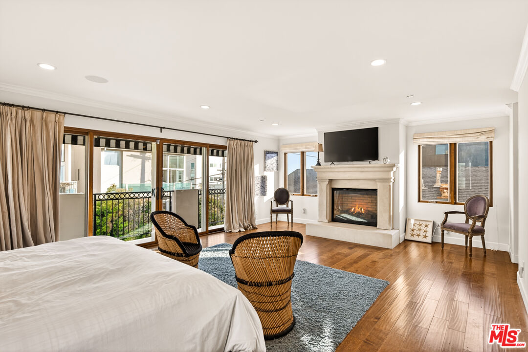 17 Privateer Street Marina del Rey, CA 90292 - Photo 28 of 47 a bedroom with a bed and wooden floor