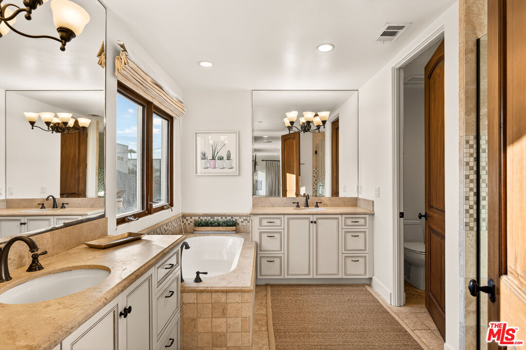 17 Privateer Street Marina del Rey, CA 90292 - Photo 30 of 47 a spacious bathroom with sinks mirror and a bathtub