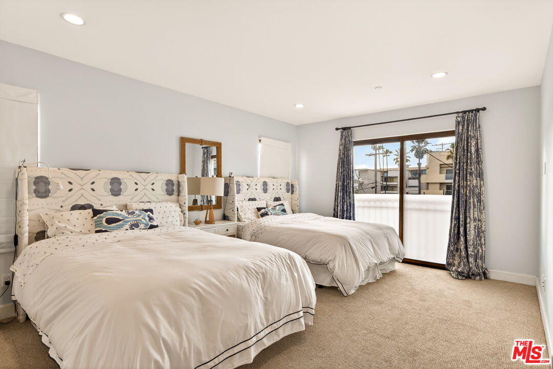 17 Privateer Street Marina del Rey, CA 90292 - Photo 33 of 47 a bedroom with two beds and a large window