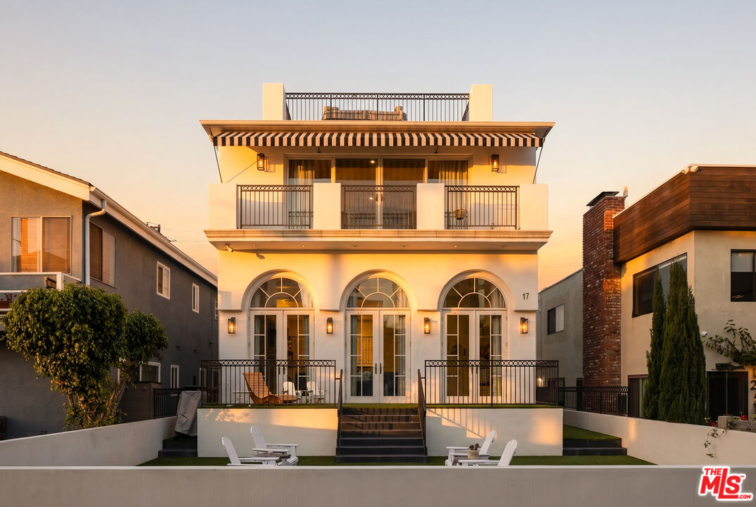 17 Privateer Street Marina del Rey, CA 90292 - Photo 46 of 47 a front view of a house with glass windows