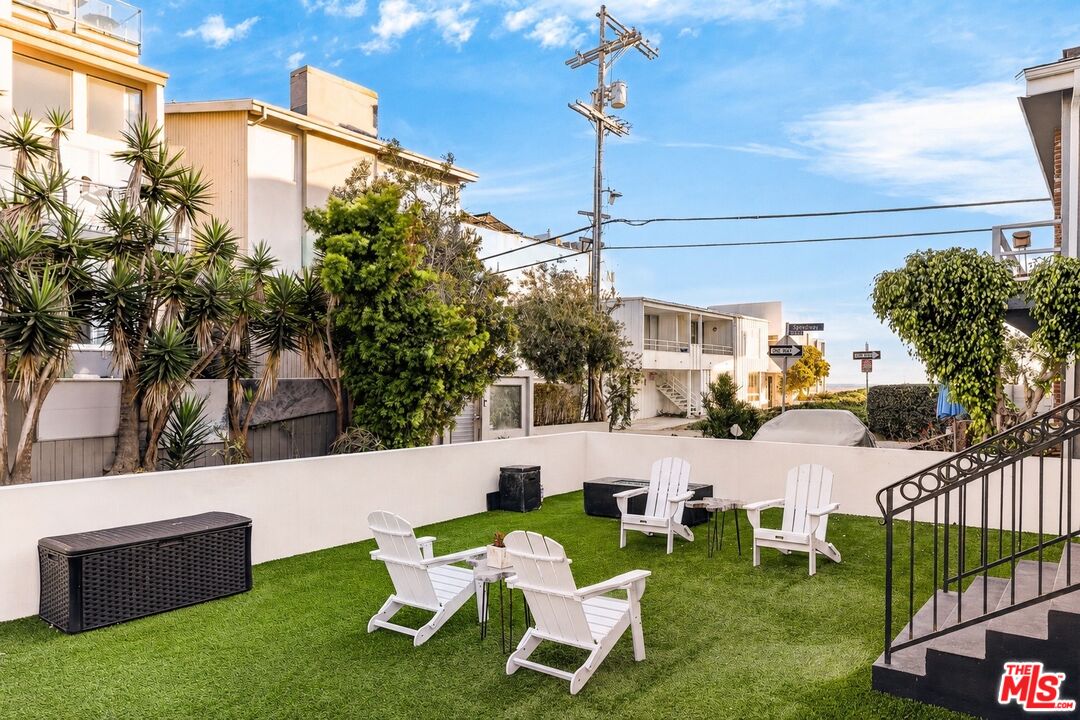 17 Privateer Street Marina del Rey, CA 90292 - Photo 5 of 47 a balcony with table and chairs