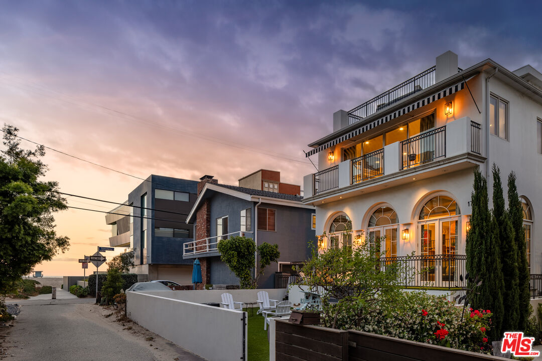 17 Privateer Street Marina del Rey, CA 90292 - Photo 7 of 47 a front view of a house with a yard