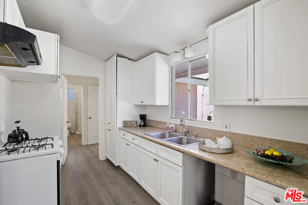 7853 Bothwell Road Reseda, CA 91335 - Photo 12 of 46 Gallery Image 12