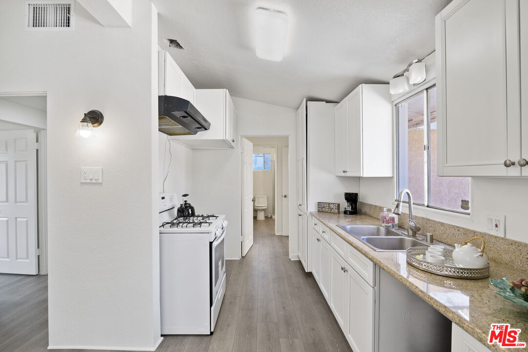 7853 Bothwell Road Reseda, CA 91335 - Photo 13 of 46 Gallery Image 13
