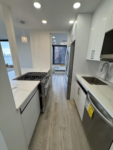 415 East 37th Street, Unit 15F Manhattan, NY 10016 - Photo 4 of 24