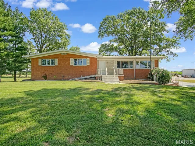 $375,000 | 2430 Beckmann Road, Lenzburg, IL 62255