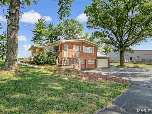 $375,000 | 2430 Beckmann Road, Lenzburg, IL 62255