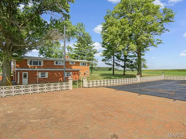 $375,000 | 2430 Beckmann Road, Lenzburg, IL 62255