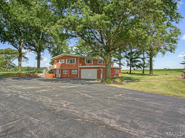 $375,000 | 2430 Beckmann Road, Lenzburg, IL 62255