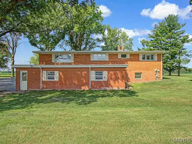 $375,000 | 2430 Beckmann Road, Lenzburg, IL 62255