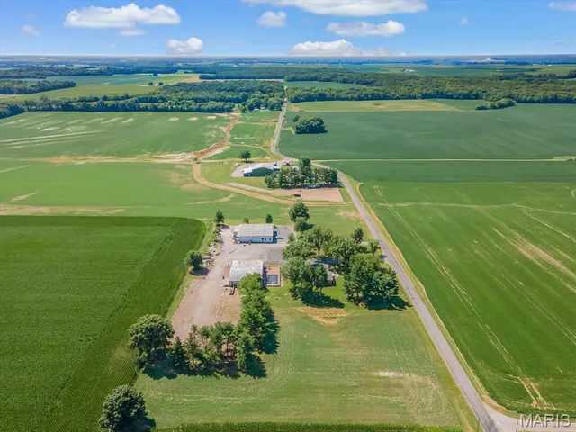 $375,000 | 2430 Beckmann Road, Lenzburg, IL 62255