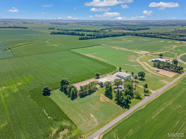 $375,000 | 2430 Beckmann Road, Lenzburg, IL 62255