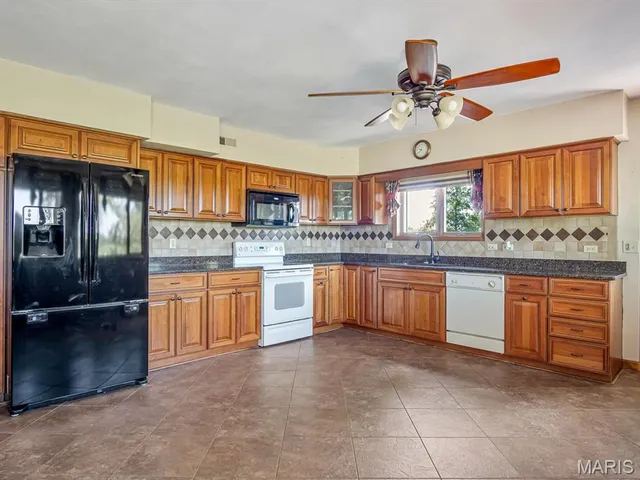 $375,000 | 2430 Beckmann Road, Lenzburg, IL 62255