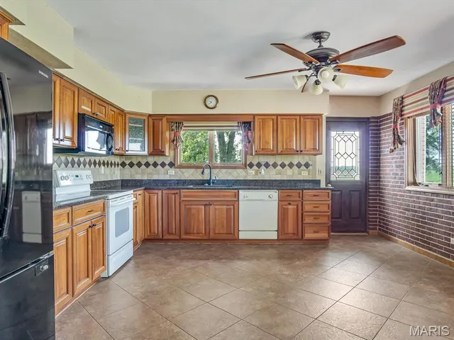 $375,000 | 2430 Beckmann Road, Lenzburg, IL 62255