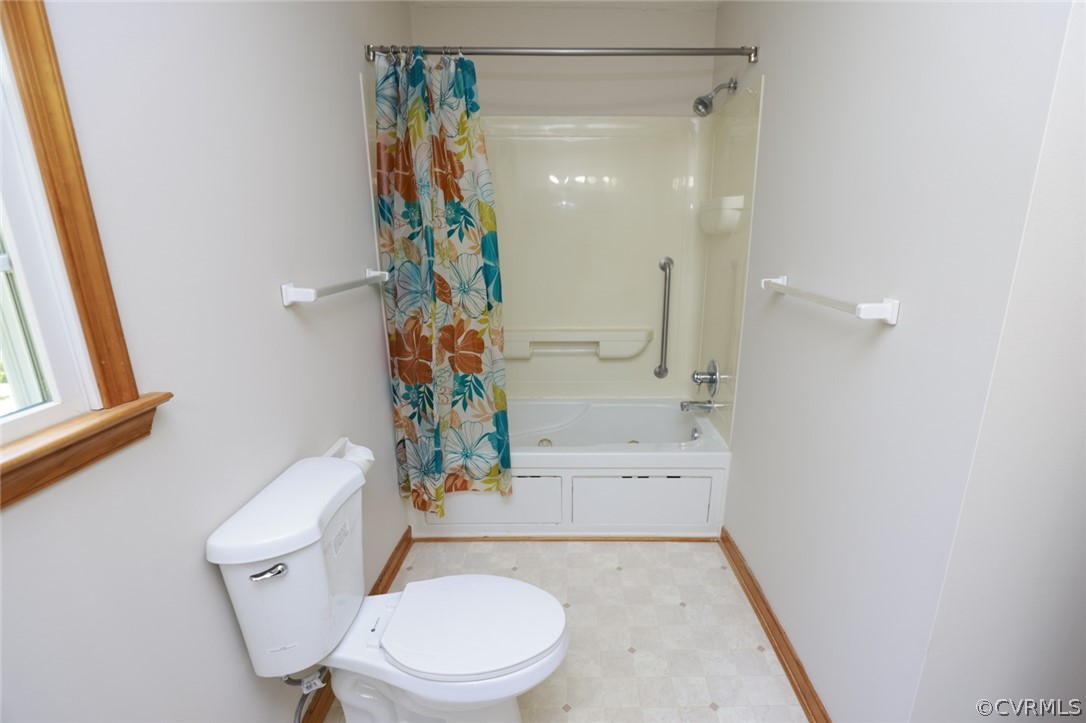 7100 Hair Road Disputanta, VA 23842 - Photo 20 of 40 a bathroom with a toilet a sink and bathtub