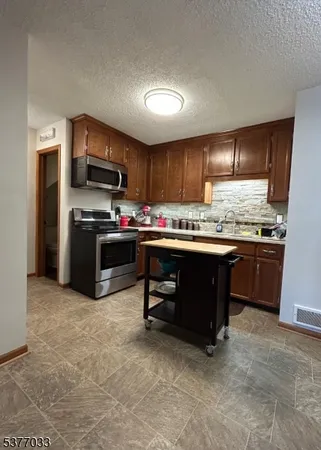 $2,300 | 45 Burlington Court, Hamburg, NJ 07419