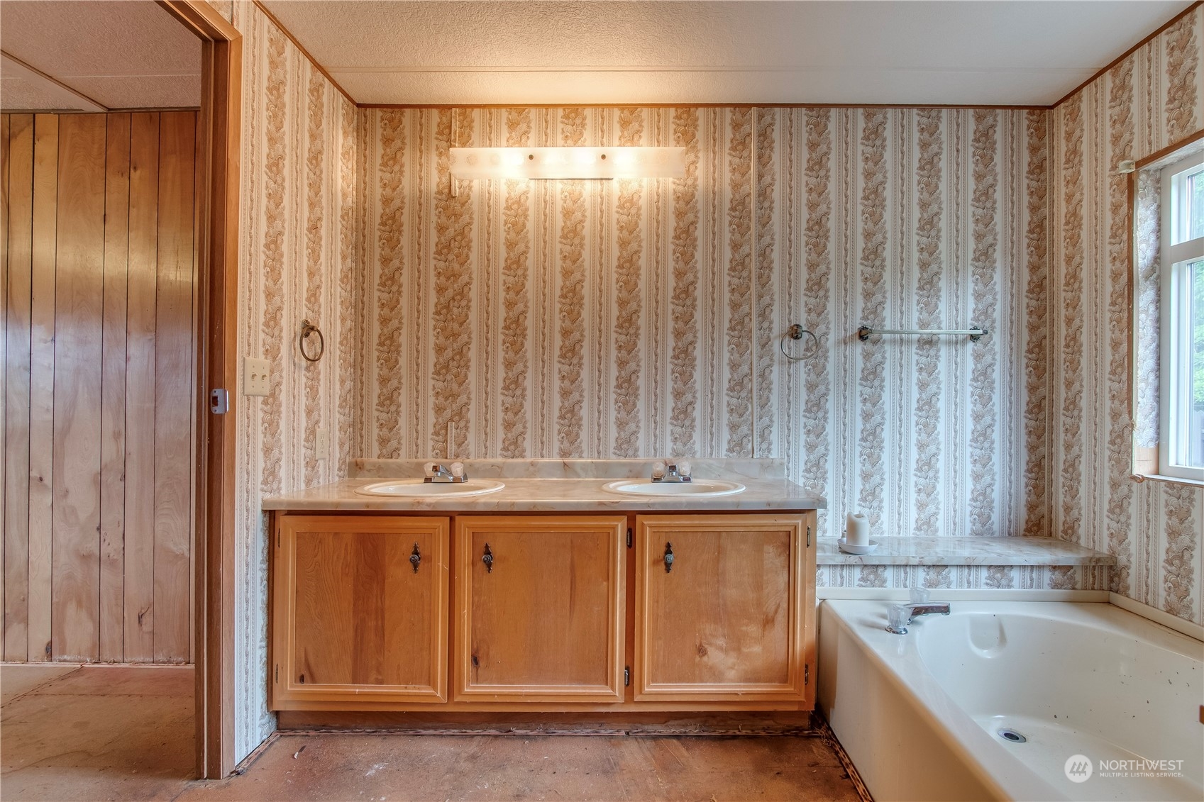140 Maple Place Packwood, WA 98361 - Photo 32 of 39 a bathroom with a bathtub and shower