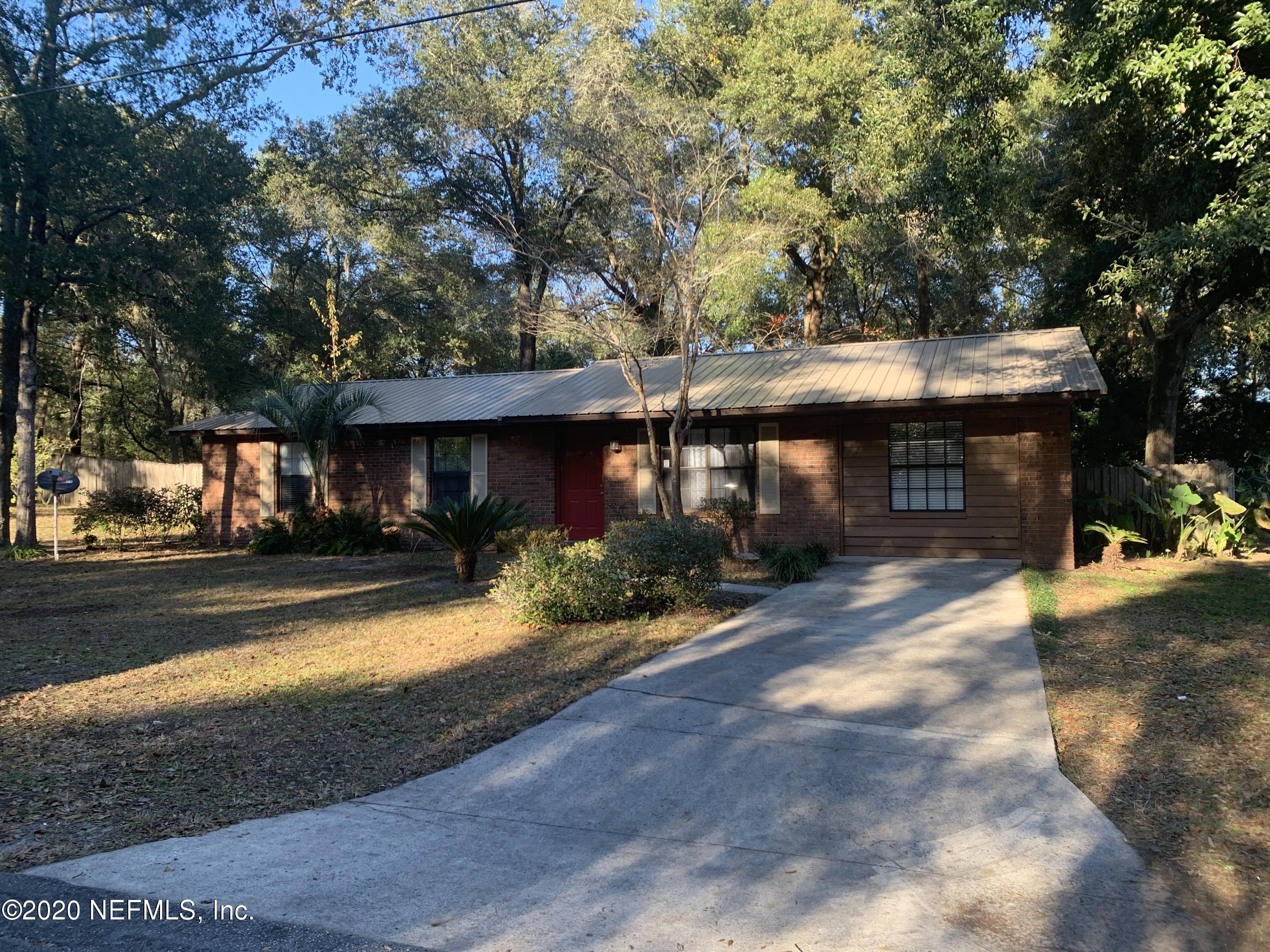 420 Southwest Naha Street Keystone Heights, FL 32656 - Photo 3 of 29 a front view of a house with a yard and a garage