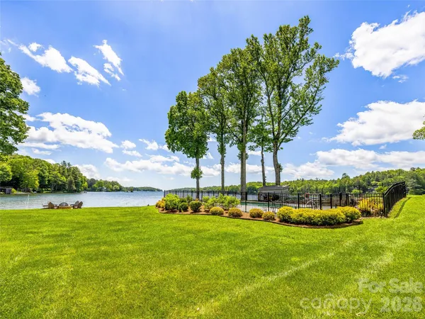 $1,047,500 | 24 East Toxaway Shores, Unit 20, Lake Toxaway, NC 28747