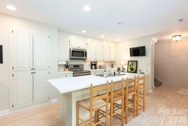 $1,047,500 | 24 East Toxaway Shores, Unit 20, Lake Toxaway, NC 28747