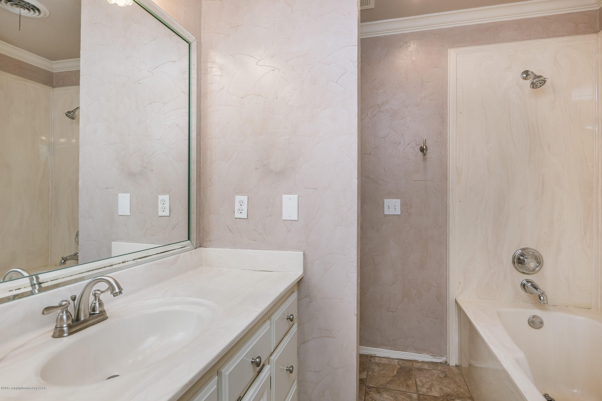 6608 Drexel Road Amarillo, TX 79109 - Photo 18 of 23 018_Hall Bathroom_