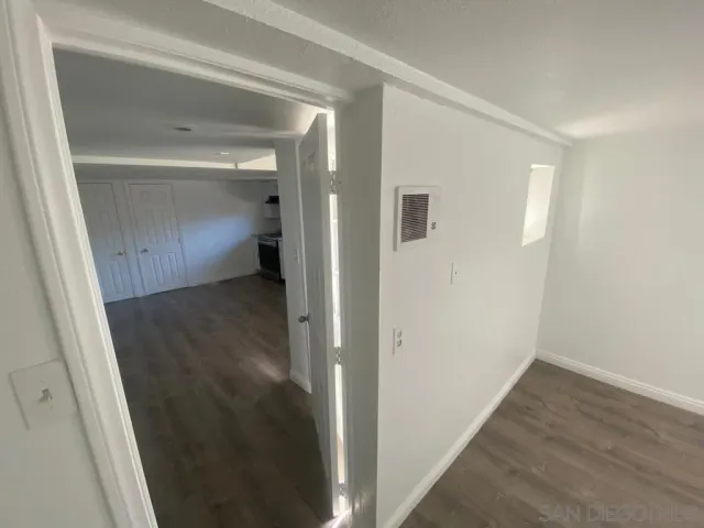 en empty room with wooden floor