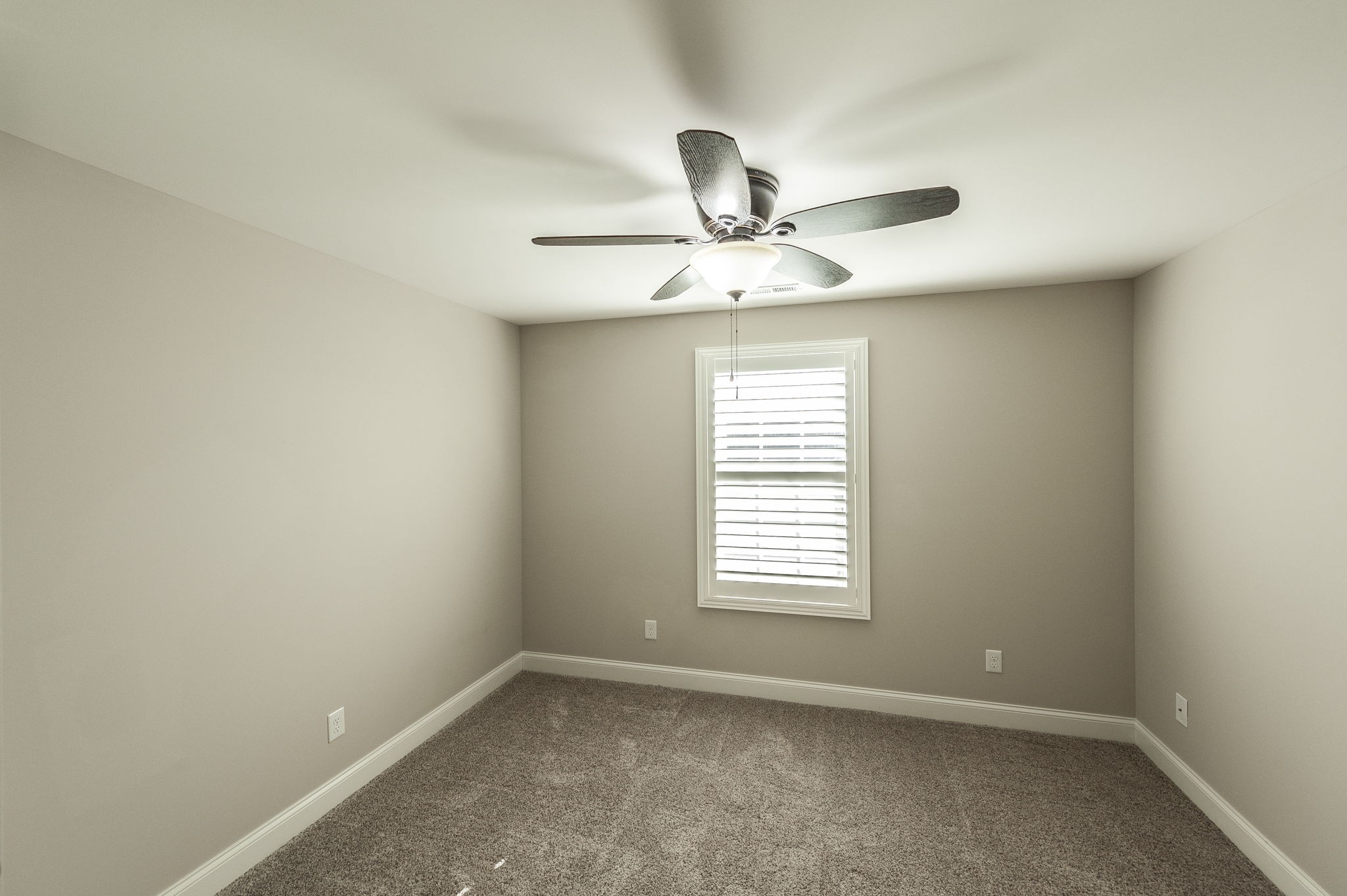 5563 Stacy Springs Road Springfield, TN 37172 - Photo 40 of 73 an empty room with a window and a fan