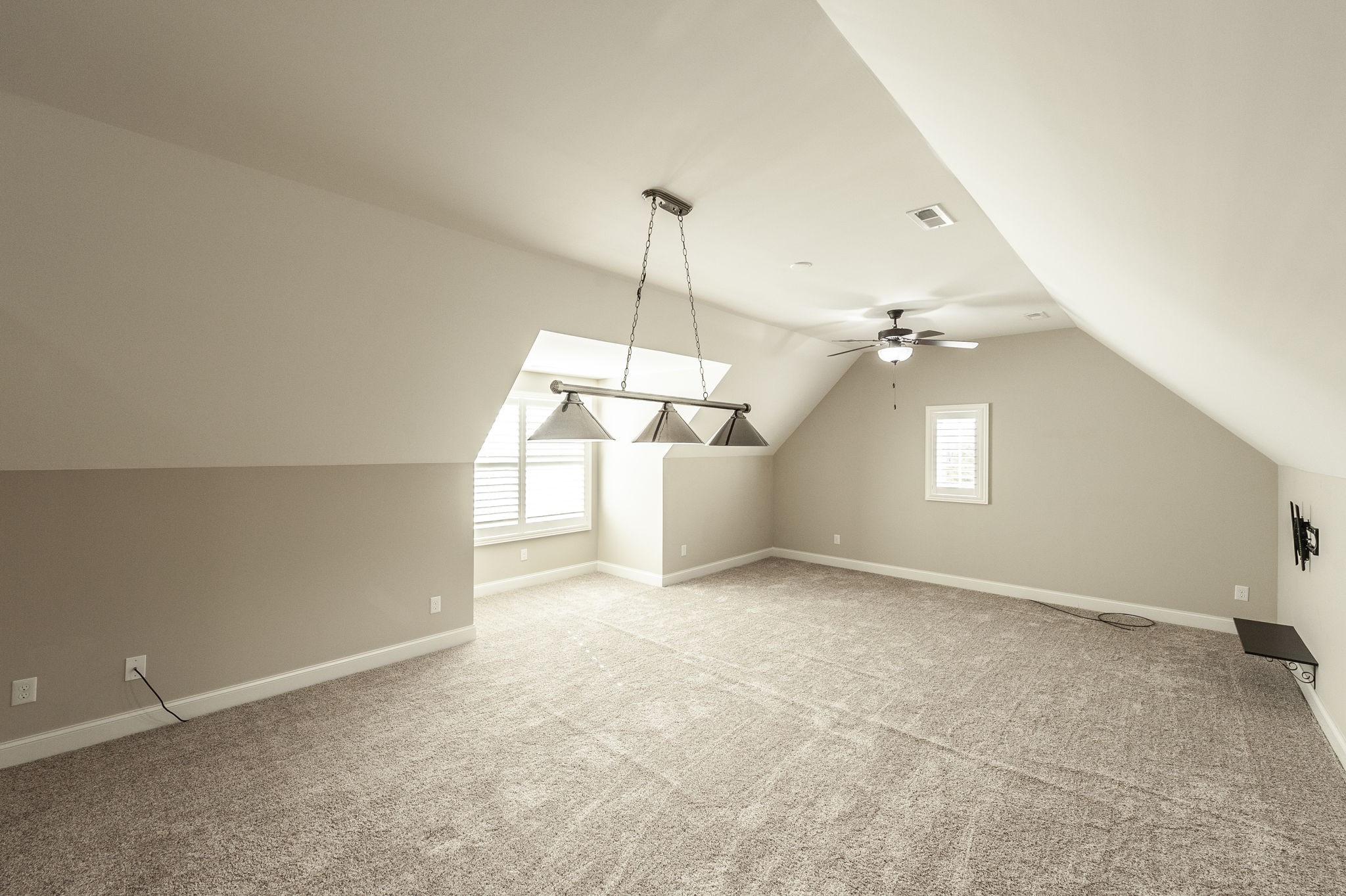 5563 Stacy Springs Road Springfield, TN 37172 - Photo 44 of 73 an empty room with windows and fan